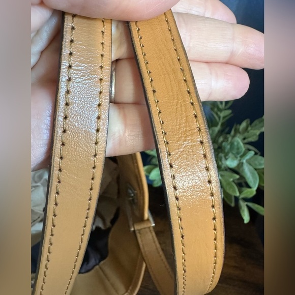 GUCCI Tan Bucket Tote with Silver Hardware- PRISTINE! - Picture 3 of 12